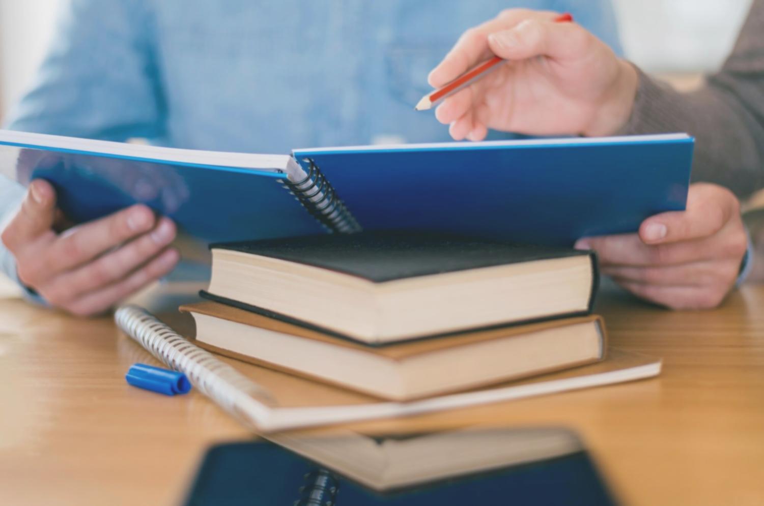 Estudiante revisando presupuesto personal con calculadora y documentos financieros